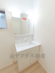 朝の身支度にも便利なハンドシャワー付洗面台（同仕様写真）